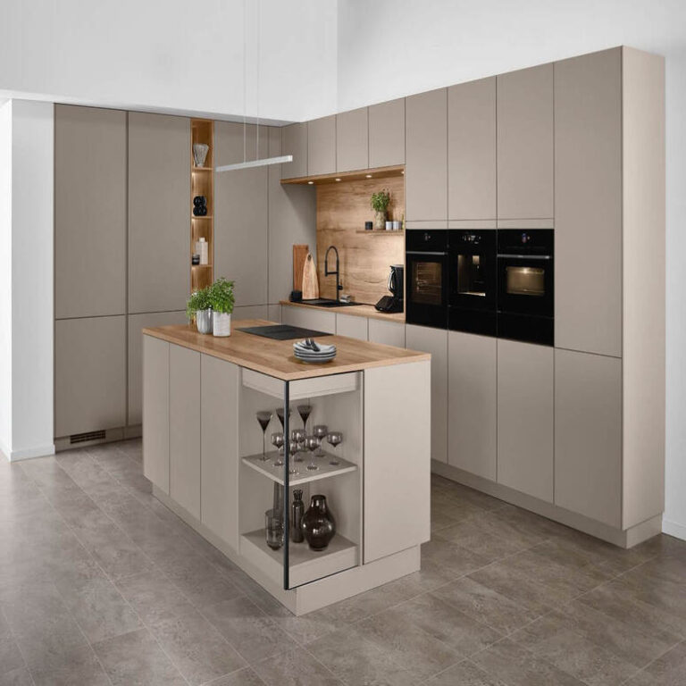Küche in Kaschmir-Beige mit Kochinsel, Holzarbeitsplatte und offenem Regal – Küchenstudio Heilbronn