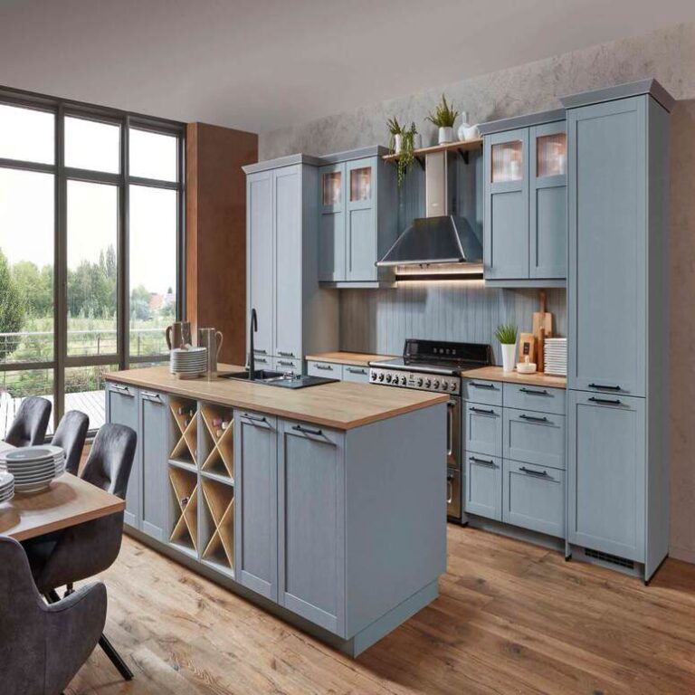Landhausküche in Hellblau mit Vitrinenschränken, Kochinsel und Holzarbeitsplatte – Küchenstudio Heilbronn